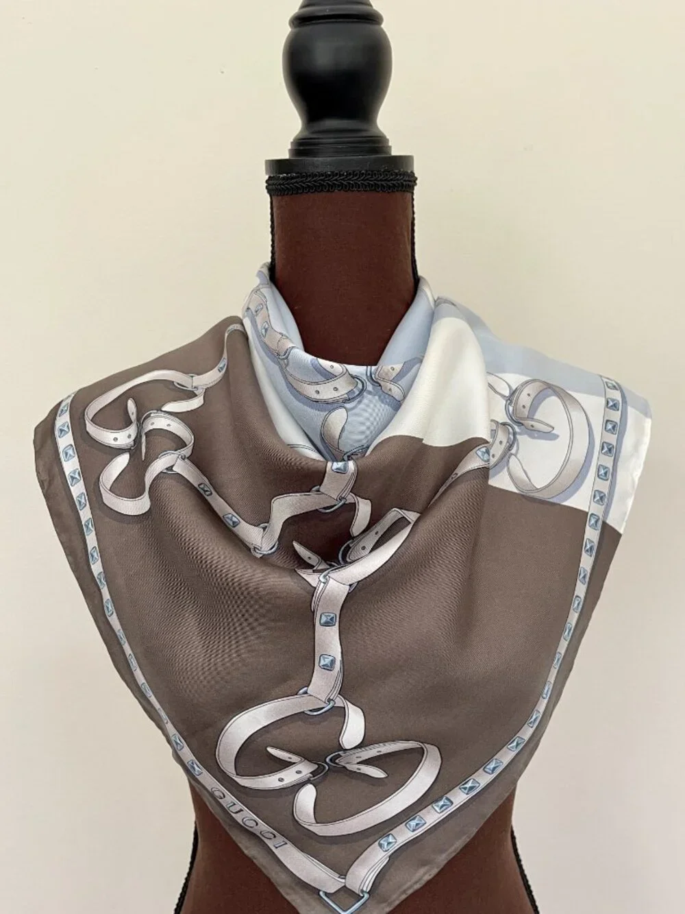 Display #1 NWT Gucci Color-Block Logo Silk Scarf